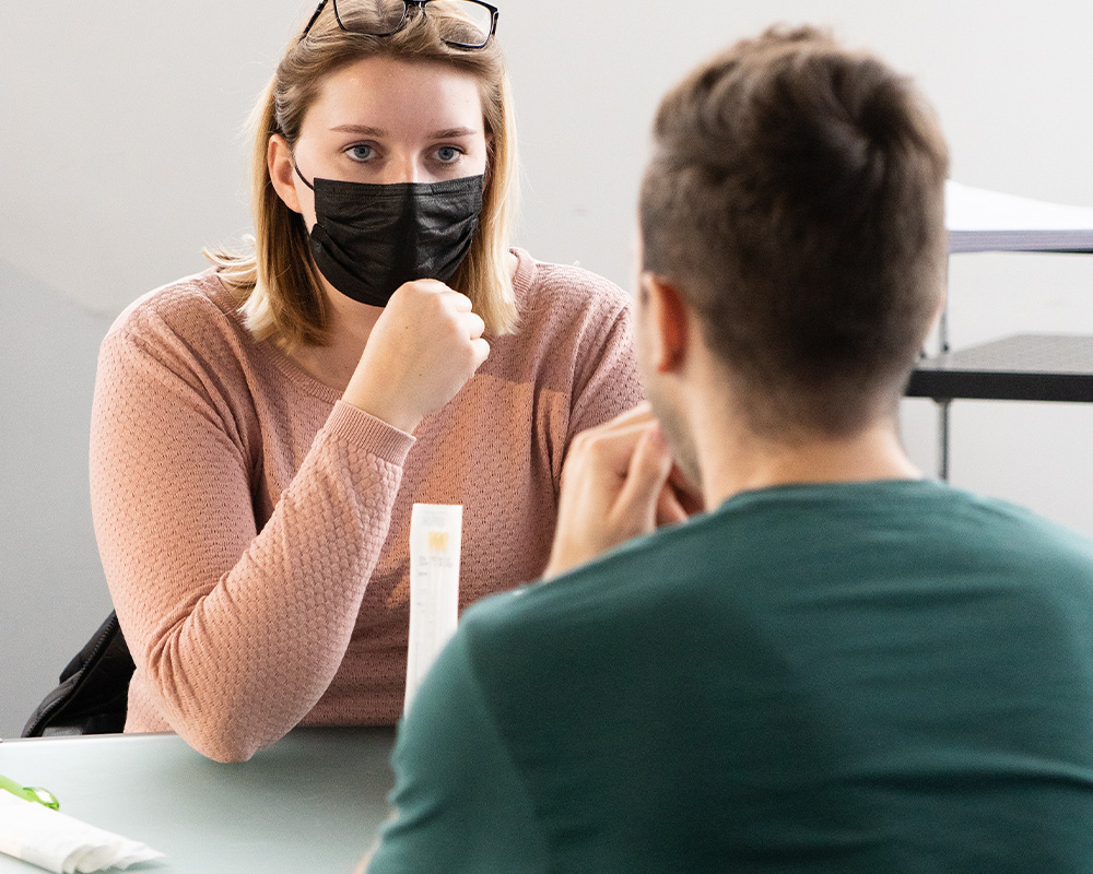 Frau mit Maske