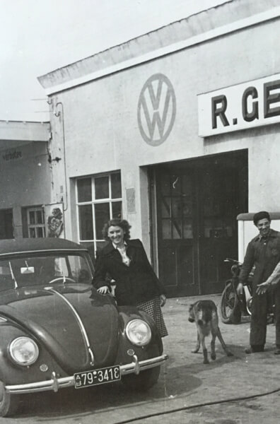 Frau Gelder vor einem VW im Jahr 1945
